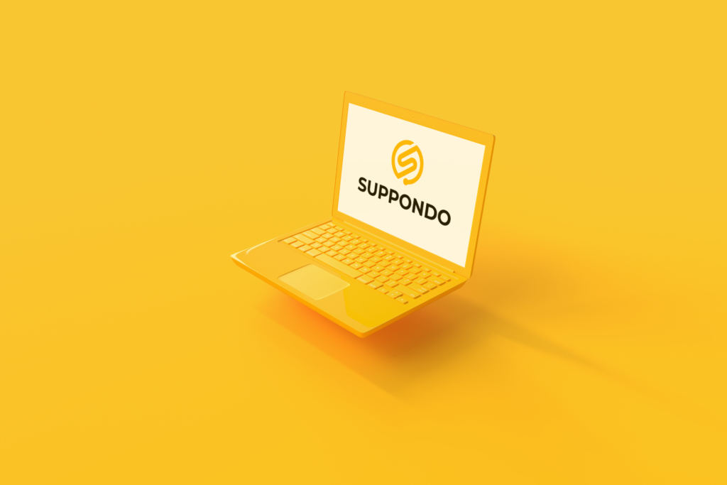 Ein orangener Laptop auf orangenem Hintergrund mit dem Suppondo-Logo